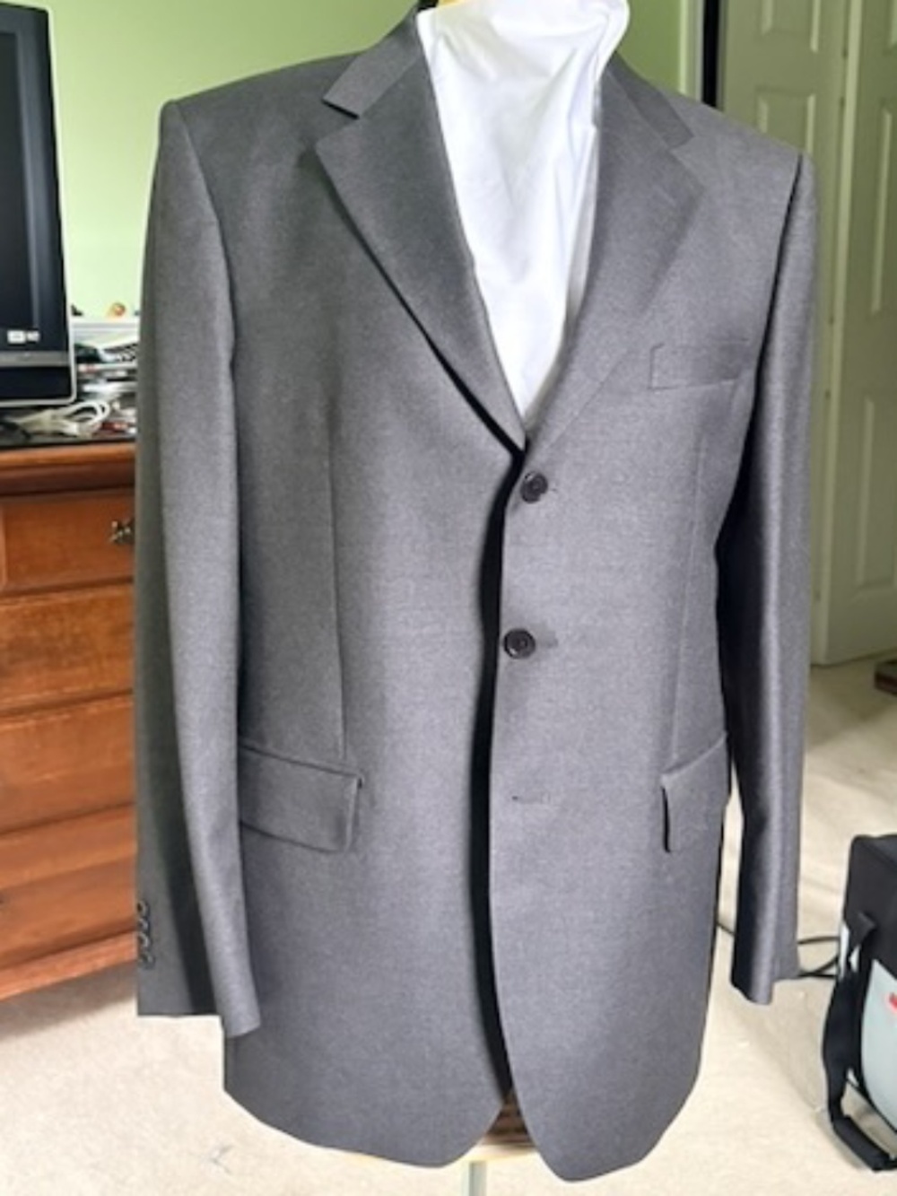 Giorgio Andreani men's grey suit--- size 42R, pants hemmed to 33 1/2" : Italy